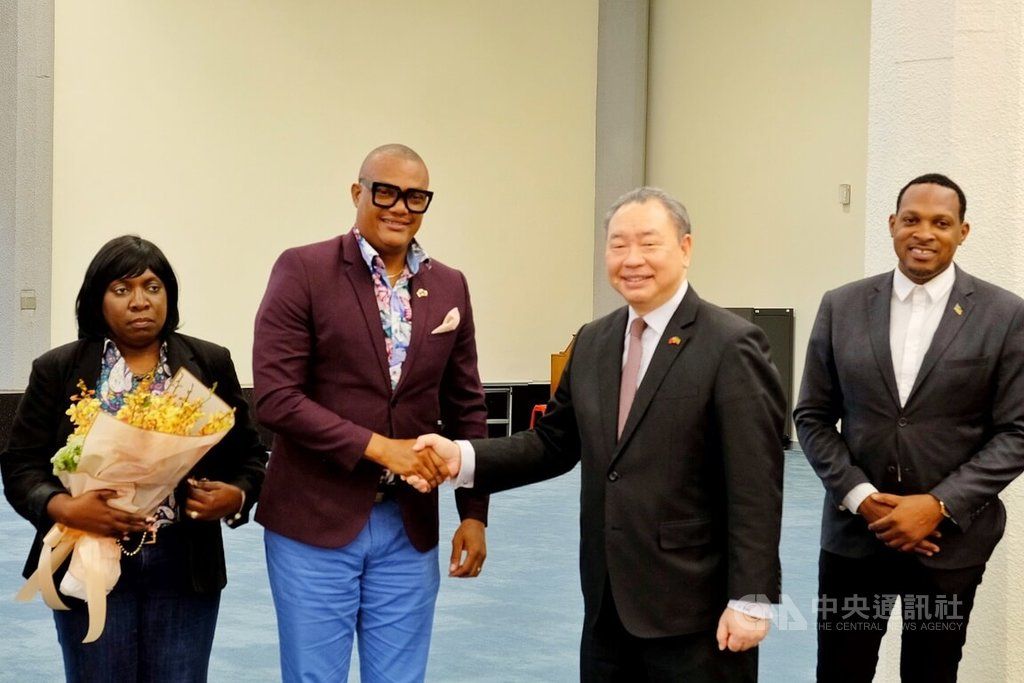 ▲聖克里斯多福及尼維斯副總理韓利，今天率團搭機抵台展開5天的訪問行程。（圖／中央社）