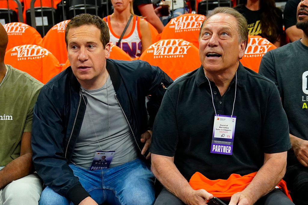 ▲太陽新任老闆Mat Ishbia(圖左)拿著出界的球不放，因此在爭執過程中被Nikola Jokic肘開，賽後也引起了討論。（圖／美聯社／達志影像）