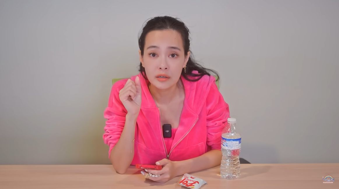 ▲王思佳和老公參加婚禮，全身穿搭被發現複製關穎之前的造型。（圖／翻攝自王思佳的王美頻道Beauty Wang YouTube）