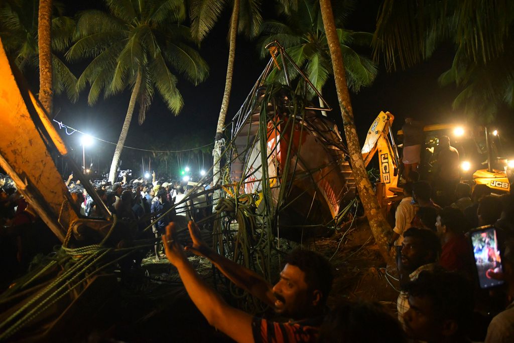 ▲印度克勒拉省7日晚間驚傳一艘載有約40名乘客的船翻覆、造成至少22人溺水身亡，其中大多數是孩童。（圖／美聯社／達志影像）