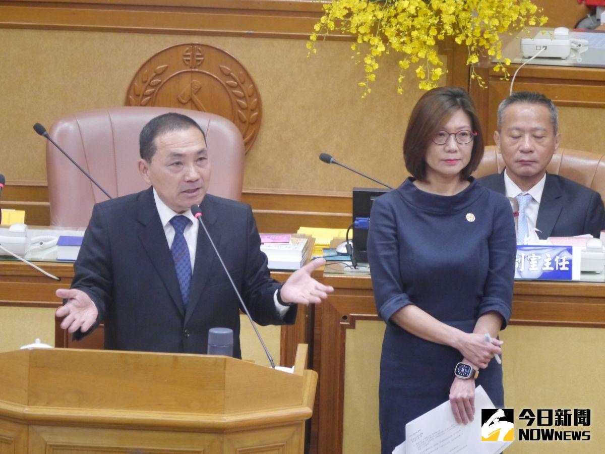 ▲議員質詢問九二共識是否等同一國兩制，侯友宜回答喊「我反對一國兩制」。（圖 ／記者吳嘉億攝，2023.05.08）