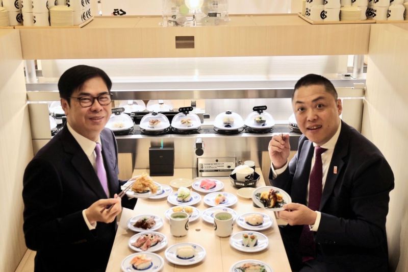 ▲高雄市長陳其邁品嘗蒲燒鰻魚玉子海苔包、軟殼蟹天婦羅海苔卷、白玉金時最中餅等限定菜色。(圖/高雄市政府提供)