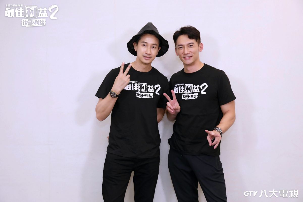 ▲温昇豪（右）、邱凱偉合體直播，首度曝光兩人私交是「親友」關係。（圖／八大）