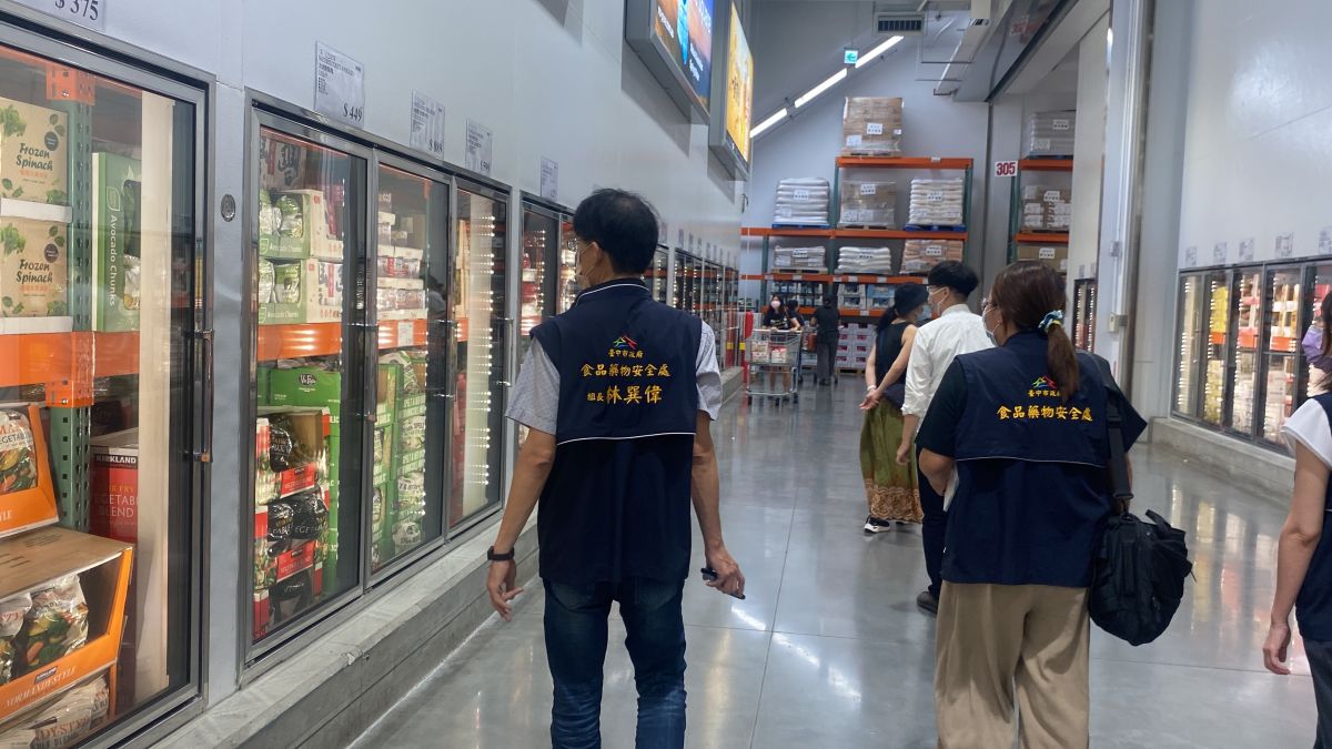 ▲中市府派員前往好市多北台中分公司稽查問題莓果下架情形(圖／衛生局提供2023.5.8)