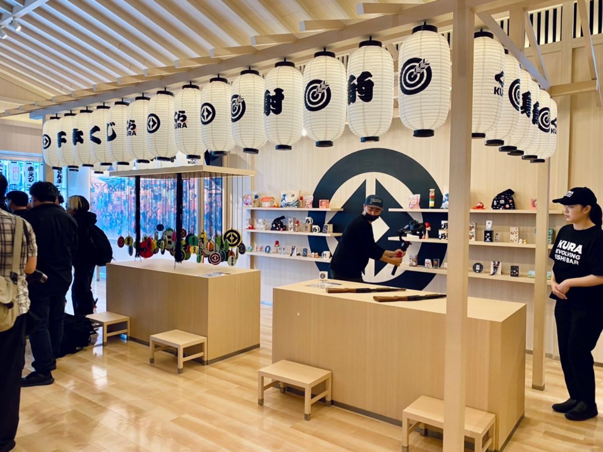 ▲「藏壽司高雄時代大道店」明開幕，開箱2000坪全球坪旗艦店7大亮點，總長超過20米的霸氣日本番付表外觀、台灣獨家藏壽司家徽水池，2款祭典遊戲和3款限定餐點。（圖／記者蕭涵云攝）