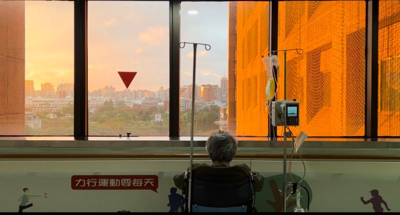 ▲攝影家潘小俠驚傳出書後罹癌住院，至今已經待在病房中8個月。（圖／左轉有書臉書）