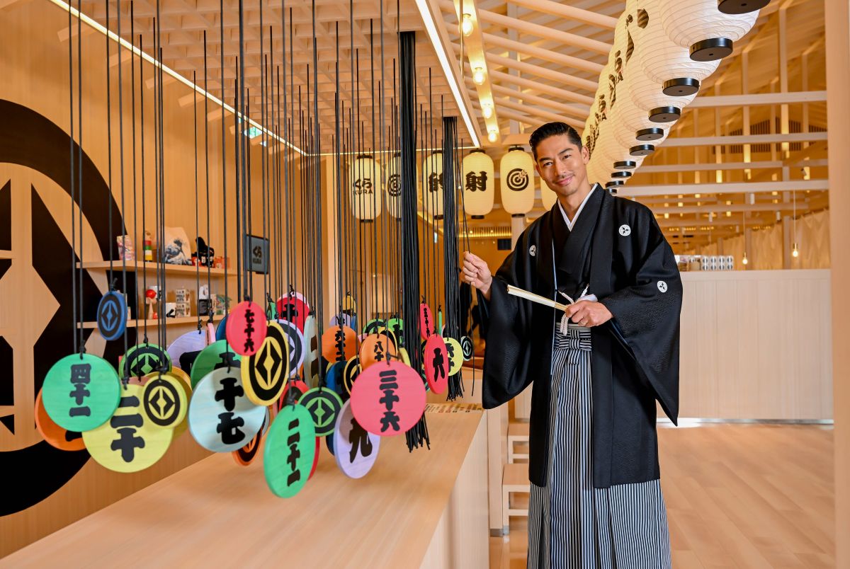 ▲AKIRA母親節帶林志玲重溫談戀愛滋味，三代同堂嗑壽司。（圖／藏壽司）