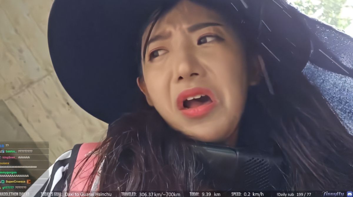 ▲企鵝妹在路邊看到蟑螂，面露難色直接在鏡頭前喊叫。（圖／企鵝妹直播）