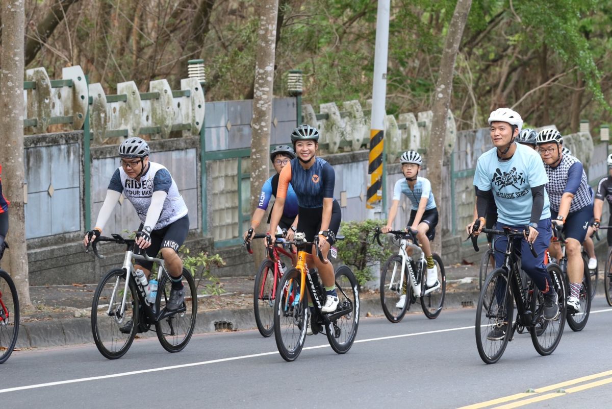 ▲知名YouTuber Josh（右前一）網紅一輪（右前二）。官方提供