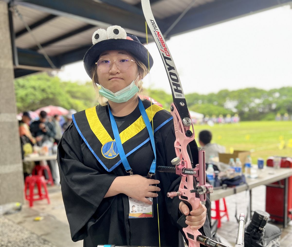 ▲東海余冠廷與粉紅愛弓。官方提供