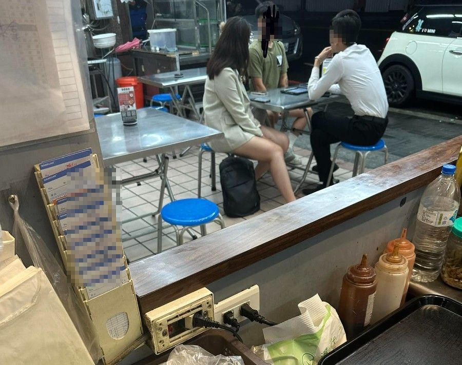 ▲近期卻有老闆十分傻眼，因為店裡來了3個人，入座後狂聊2小時卻連一碗飯都沒點就離開。（圖／翻攝《爆廢公社》）