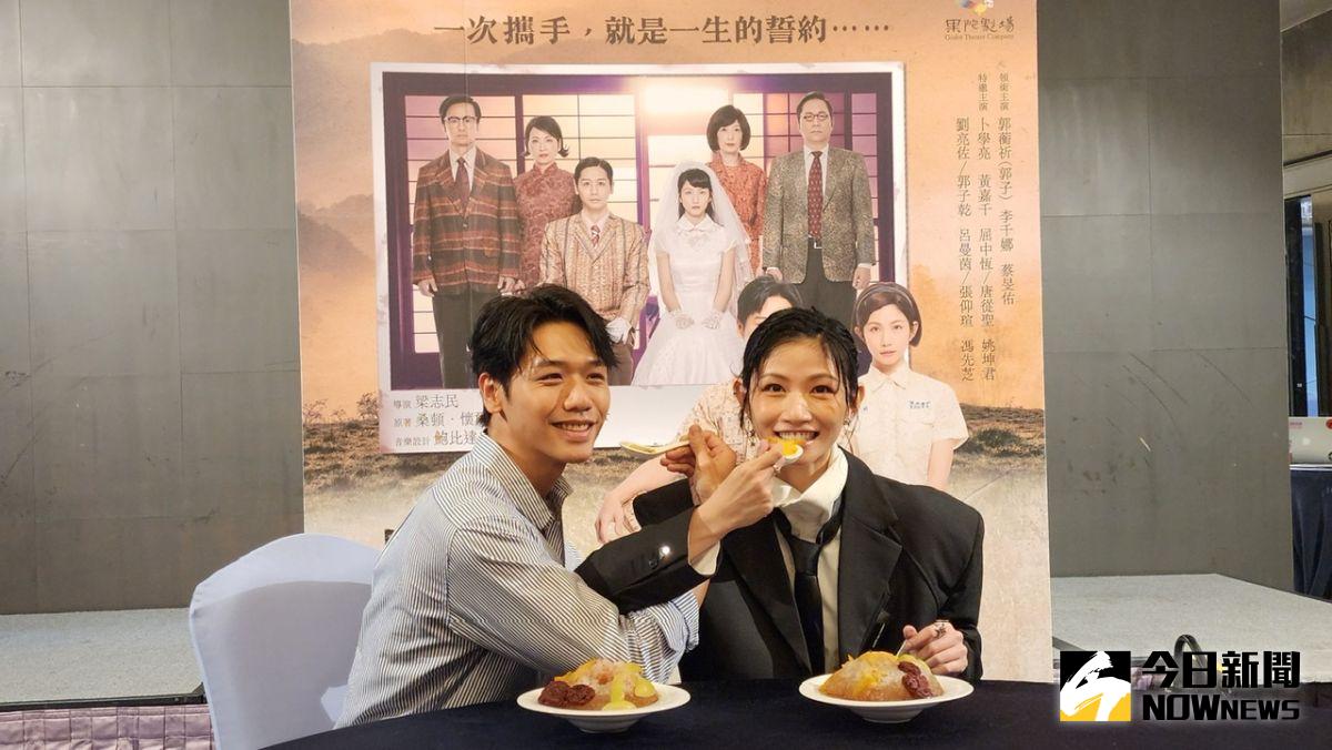 ▲李千娜（右）和蔡旻佑（左）兩人在現場品嘗劇中告白戲的重要「媒人」－四果冰。（圖／記者陳美嘉攝，2023.05.08）