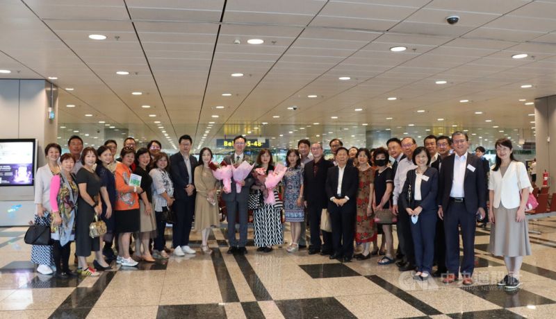 ▲駐新加坡代表童振源8日抵任履新，旅星台商、僑胞多人前往樟宜機場迎接。中央社記者侯姿瑩新加坡攝 112年5月8日