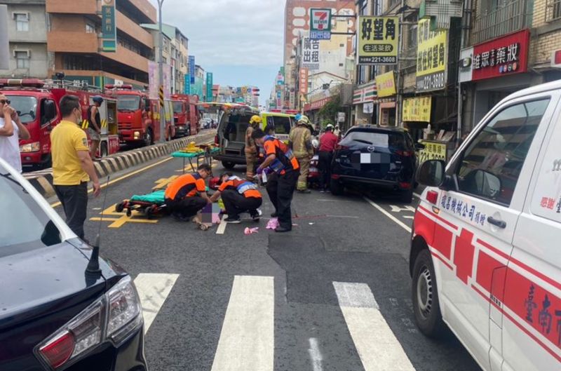 ▲台南日前發生一起行人遭撞事故，3歲女童當場失去生命跡象。（圖/翻攝畫面）