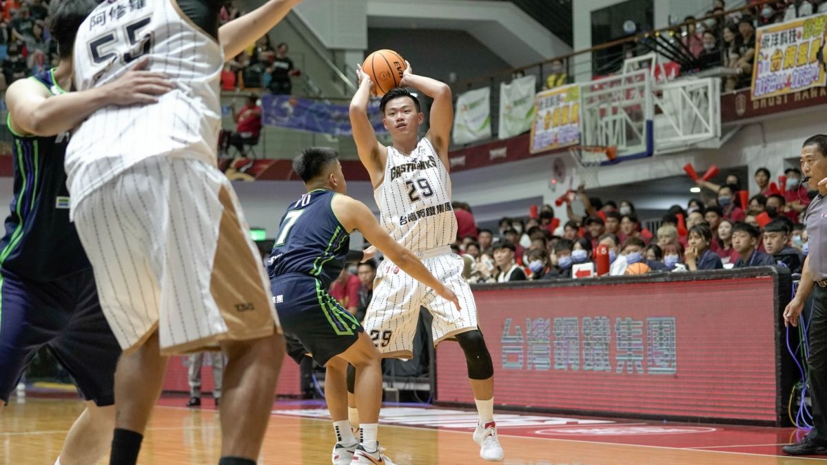 ▲「大頭」韓杰諭扮演奇兵，個人攻下重要的11分、其中第3節進帳的9分是球隊翻盤關鍵。（圖／獵鷹球團提供）