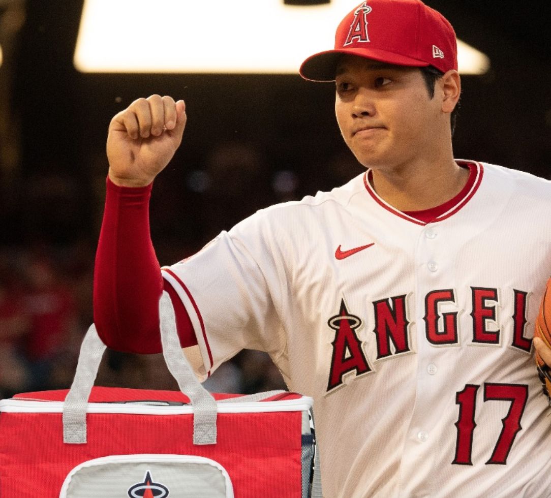 ▲大谷翔平被迫推銷冰袋。（取自天使推特）