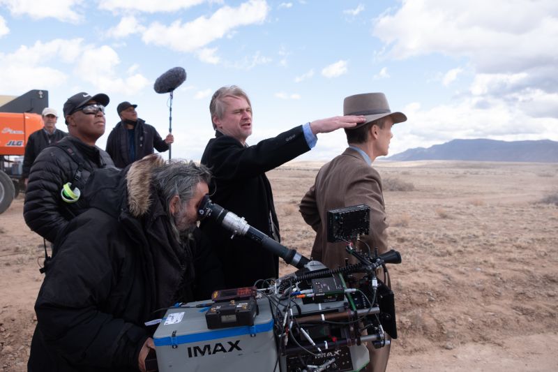 ▲《奧本海默》是諾蘭（右二）自編自導的新作，全片以IMAX規格拍攝。（圖／UIP）