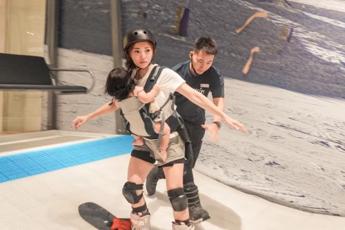 ▲林叨囝仔媽媽自己戴著安全帽跟護具，背在胸前的女兒卻沒有任何防護措施。（圖／林叨囝仔臉書）