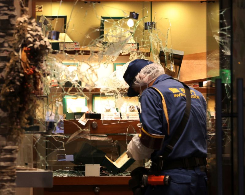 ▲日本銀座區一間鐘錶店8日傍晚遭到搶劫。（圖／美聯社／達志影像）