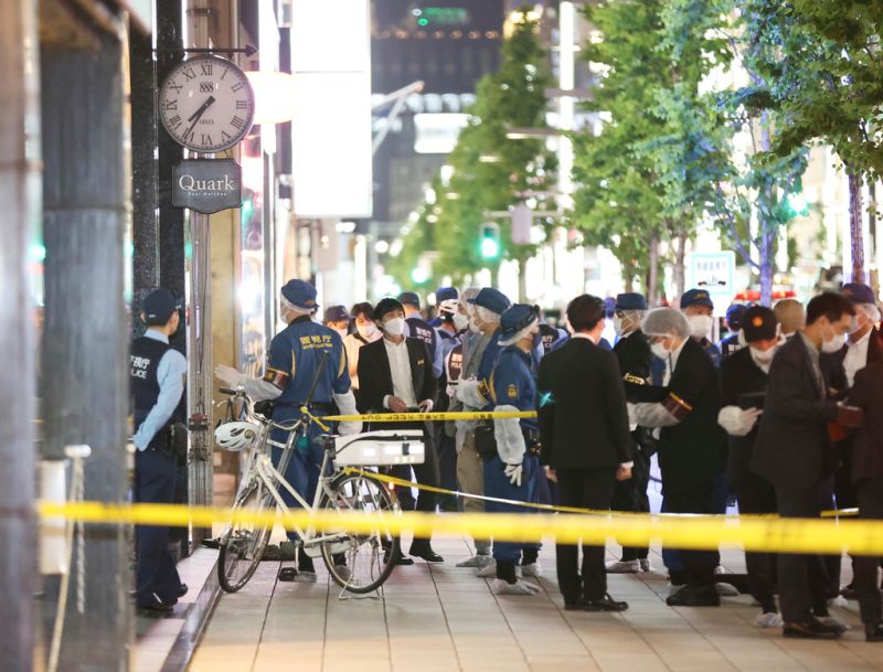 ▲事發地點位於鬧區,吸引許多民眾圍觀。(圖/美聯社/達志影像)