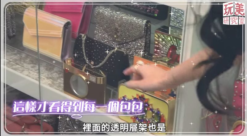 ▲王思佳的香奈兒名牌包都有訂製陳架展示。(圖/翻攝自王思佳FB)