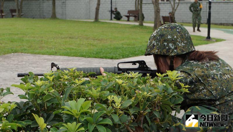 ▲首梯女性教召,女性與男性後備軍人一同參加5公里戰術行軍訓練,在佔領地形掩點後實施掩蔽射擊。(圖/記者呂炯昌攝,2023.05.09)