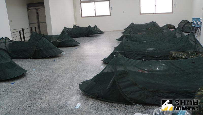 ▲首梯女性教召後備軍人生活區,窗戶也改成不透明以確保隱私。(圖/記者呂炯昌攝,2023.05.09)