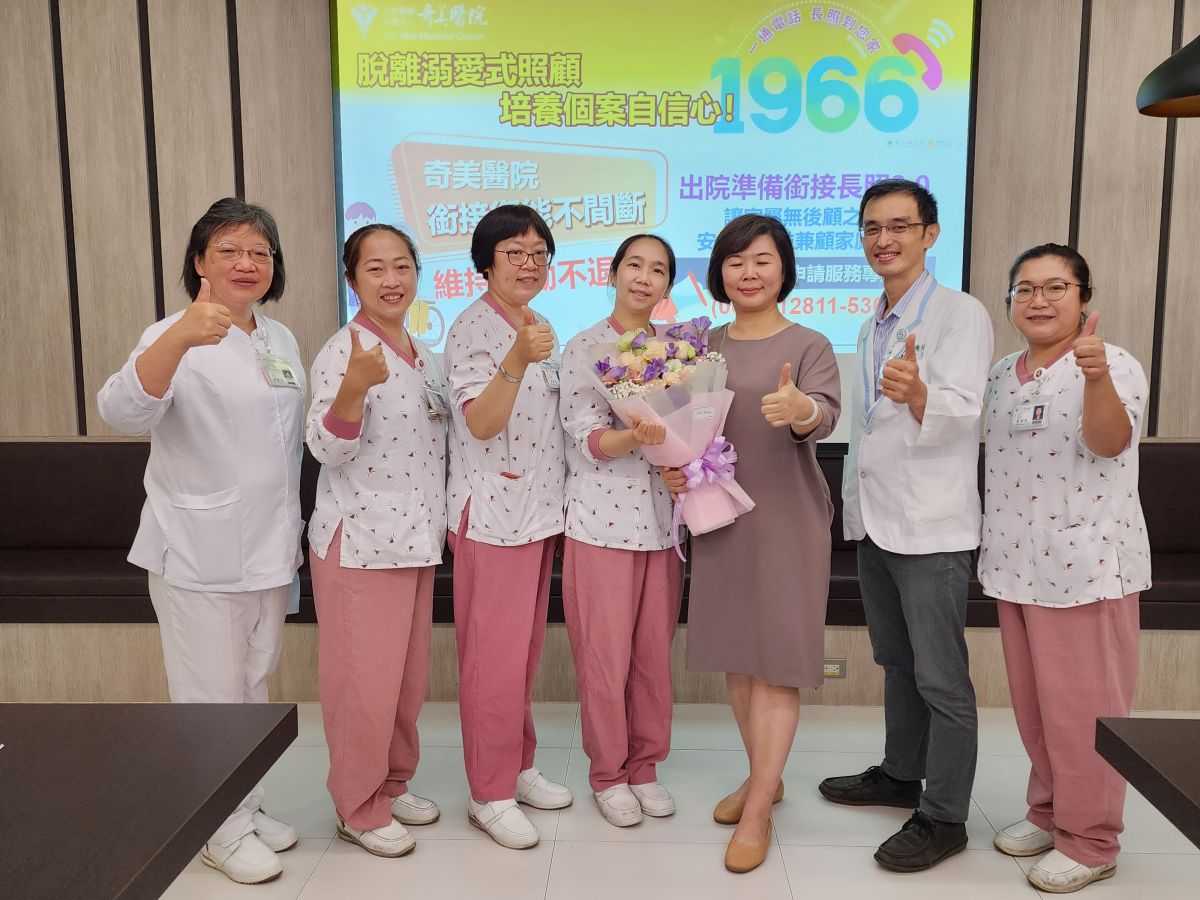 ▲吳阿嬤的家屬劉女士(右三)感謝奇美醫院出院準備服務，讓阿嬤願意外出，提升生活品質與自信心（圖／記者林怡孜攝，2023,05,09）