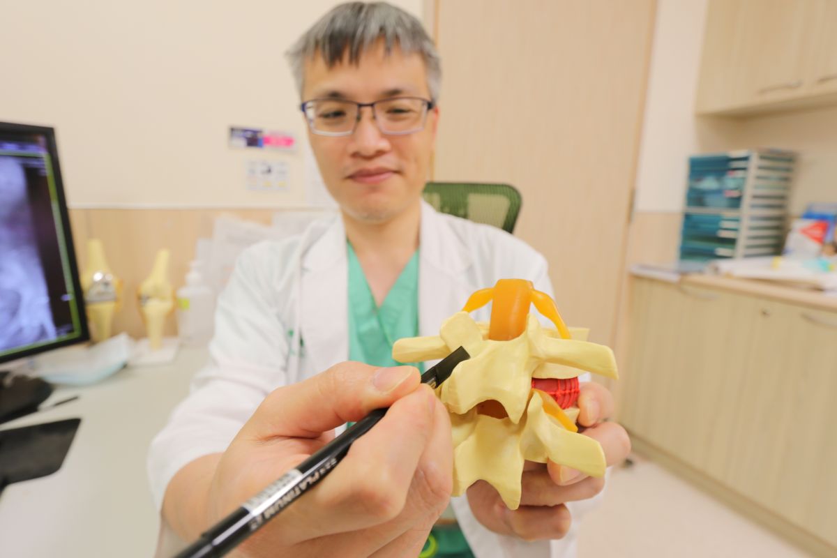 ▲醫師將骨釘植入的方向與神經根相反，可減少神經損傷的機會(圖／醫院提供2023.5.9)