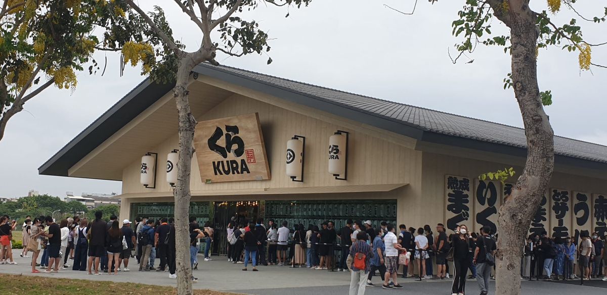 ▲高雄藏壽司2000坪旗艦店今（9）日開幕，現場排隊盛況曝光。（圖／藥師群版主曹文興藥師授權使用）