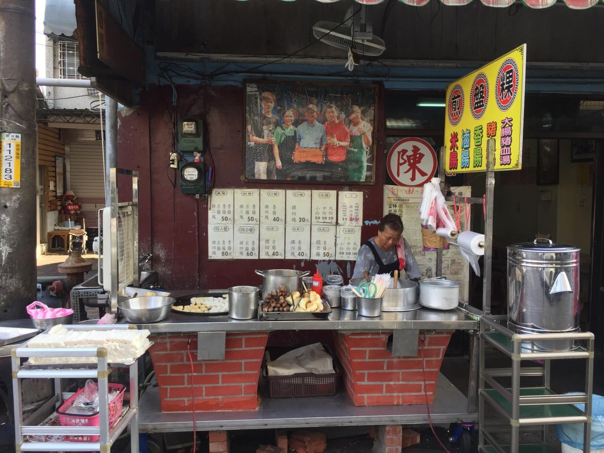 ▲「煎盤粿」對北港當地人來說是極具代表性的小吃，當地有不少攤家，圖為陳家煎盤粿。（圖／翻攝陳家煎盤粿臉書）