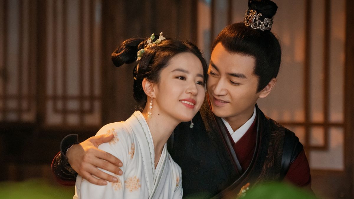 ▲劉亦菲（左）被陳曉舉高高，擔心對方抱不動。（圖／中視）