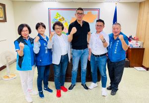 台中版芯費大戰落幕!連勝文介入協調 沈智慧讓賢黃健豪 ▲台中版芯費大戰落幕!連勝文與眾人握拳喊國民黨加油。(圖/沈智慧提供,2023.05.09)