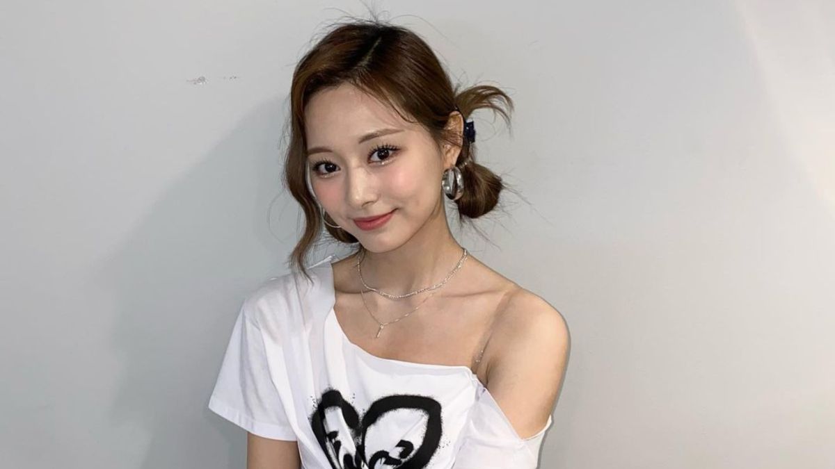 ▲周子瑜趁著世界巡迴演唱會的空檔，曬出「上衣滑落」的性感裝扮，並對粉絲感性告白：「你是我的愛！」（圖／周子瑜IG）