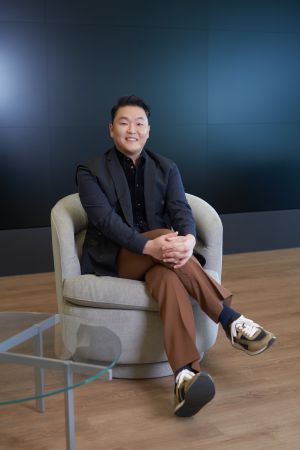 ▲PSY只要時間、場地許可,不排斥來海外演出。(圖/Disney+) ▲PSY只要時間、場地許可,不排斥來海外演出。(圖/Disney+)