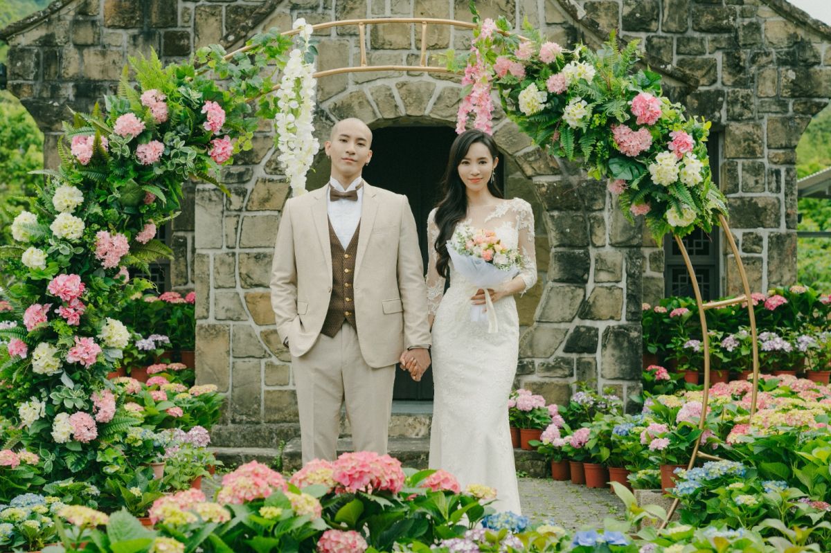 ▲康茵茵（右）、吳東震在2023桃園繡球花季活動扮成結婚新人。（圖／維恩原創）