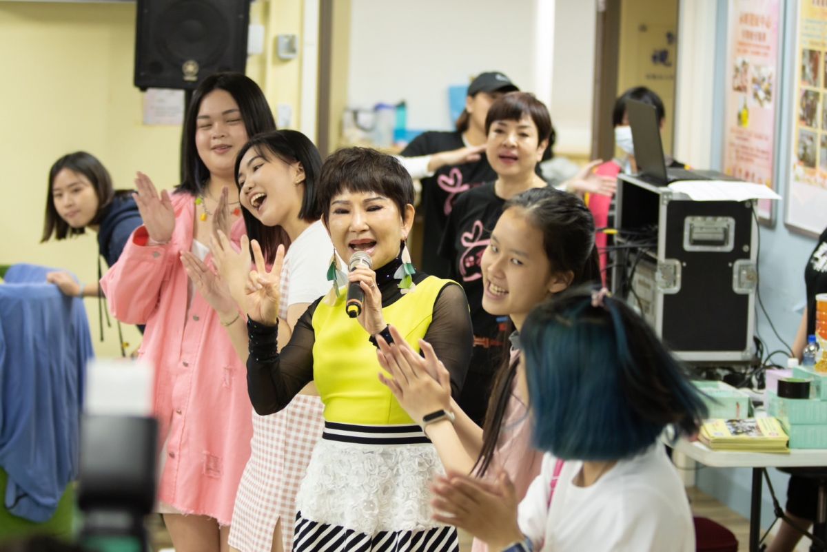 ▲70歲歌仔戲花旦司馬玉嬌（中間黃衣）久違露臉。（圖／台北海大提供）