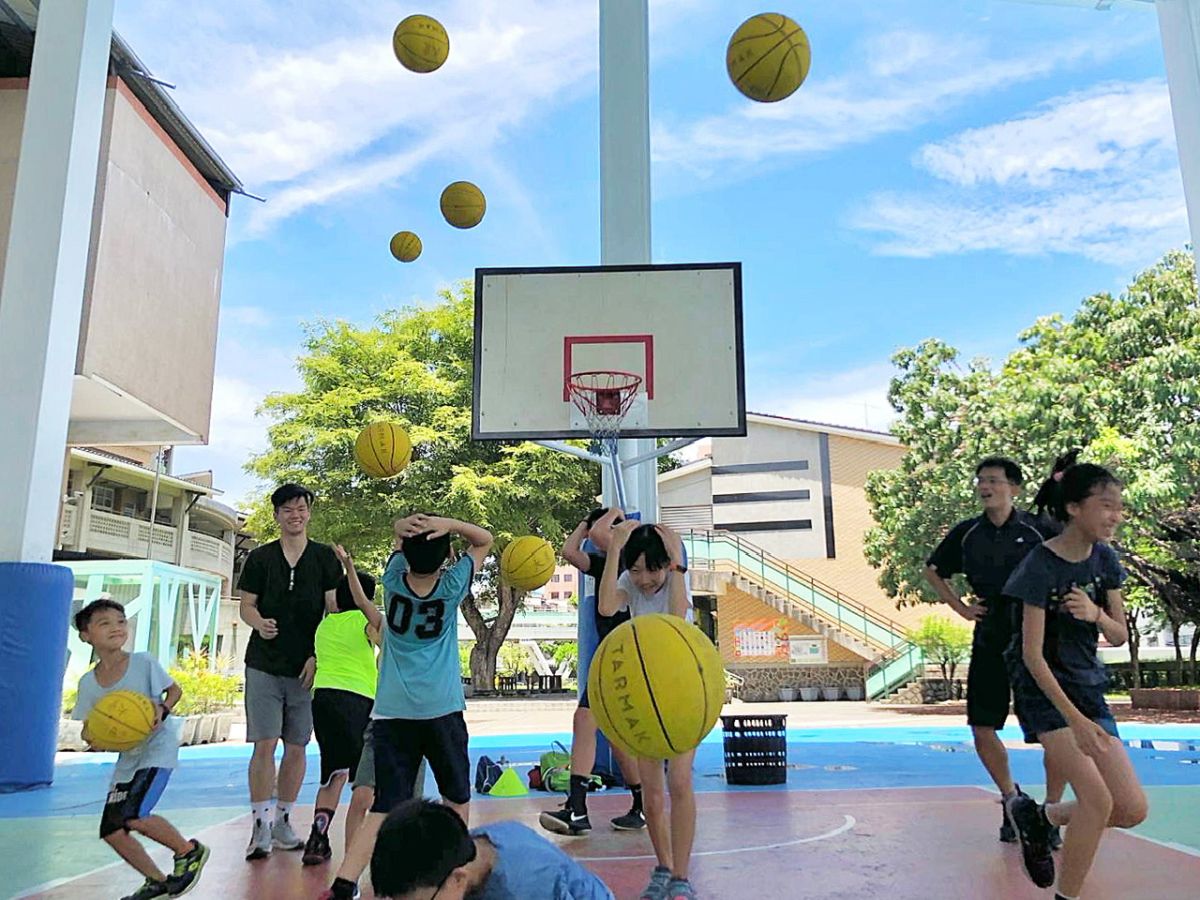 ▲郭杰昇辦籃球營帶小朋友快樂打球。（圖／記者陳美嘉翻攝）