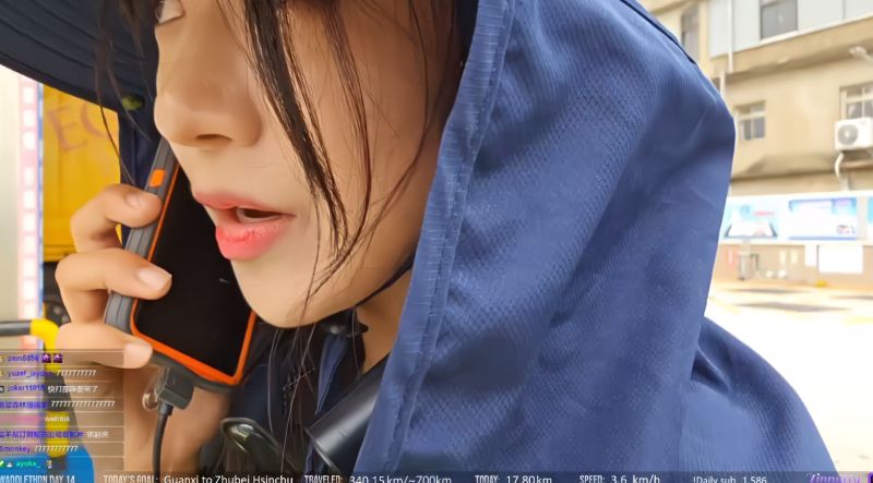 ▲企鵝妹在直播中拿起手機報警。(圖/企鵝妹直播)
