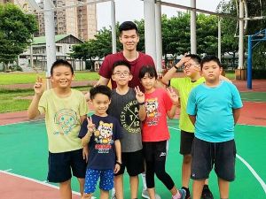 ▲郭杰昇以教小朋友籃球為樂。（圖／記者陳美嘉翻攝）