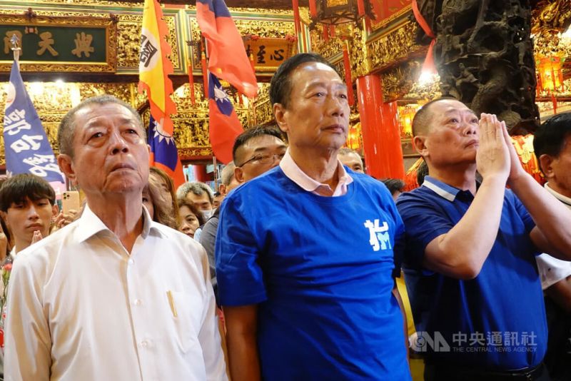 ▲鴻海集團創辦人郭台銘（前中）爭取中國國民黨提名參選總統，9日到屏東舉辦造勢活動，屏東縣議長周典論（前左）、副議長盧文瑞（前右）均出面力挺，並陪同到慈鳳宮參拜。中央社記者李卉婷攝 112年5月9日