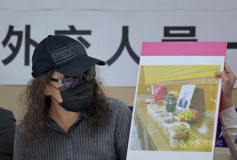 ▲駐巴西聖保羅辦事處組長王之化墜樓身亡，家屬質疑內情不單純，外交部表示，全案已進入司法程序，將把行政調查報告提供檢調單位參考，不再另外對外說明。圖為家屬4月11日在台北市議會舉行記者會。（中央社檔案照片）
