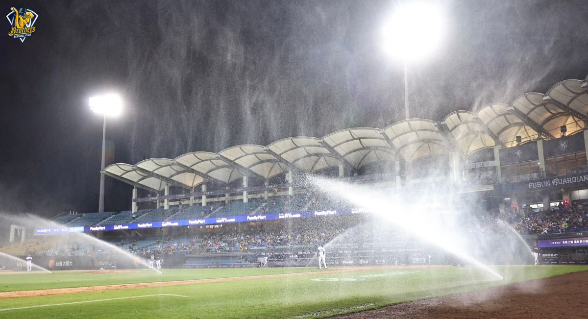 ▲ 兄弟遇水則發！富邦主場灑水系統設定錯誤。（圖／兄弟提供）