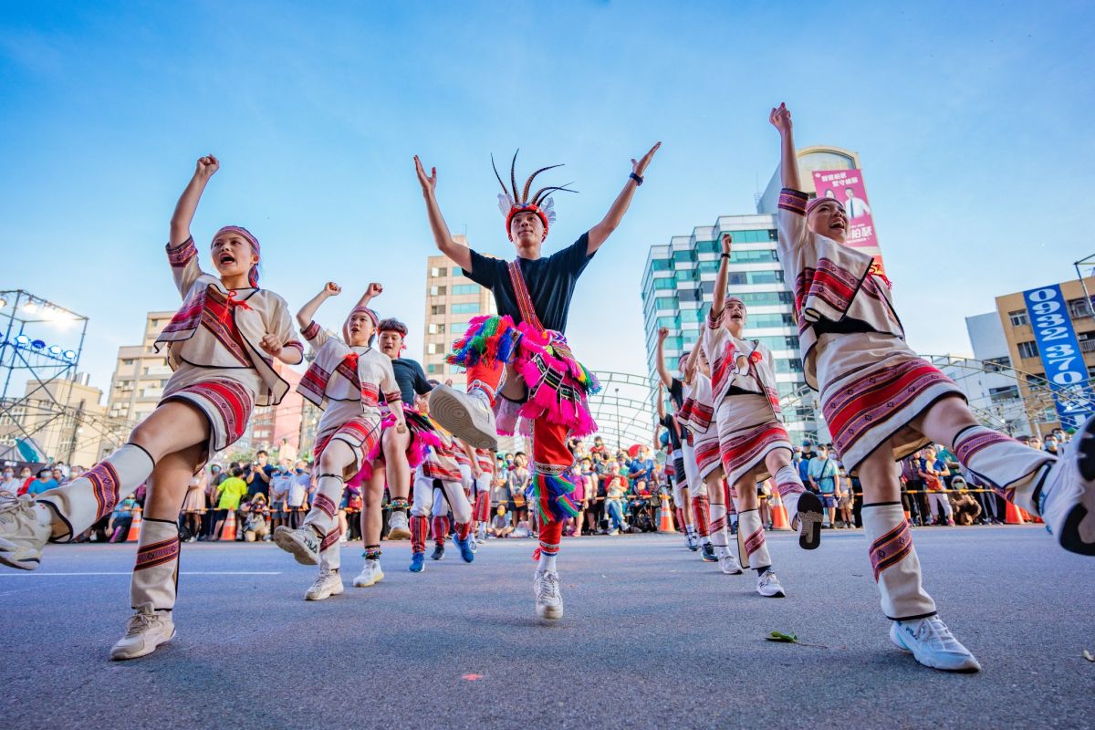 ▲社區總動員，熱鬧變裝踩街遊行並展現創意與活力。（圖／桃園市政府提供）