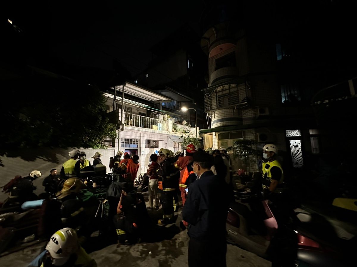 ▲新北市永和區復興街上一棟民宅，今（10）日凌晨3時許突然傳出火警。（圖／翻攝畫面）