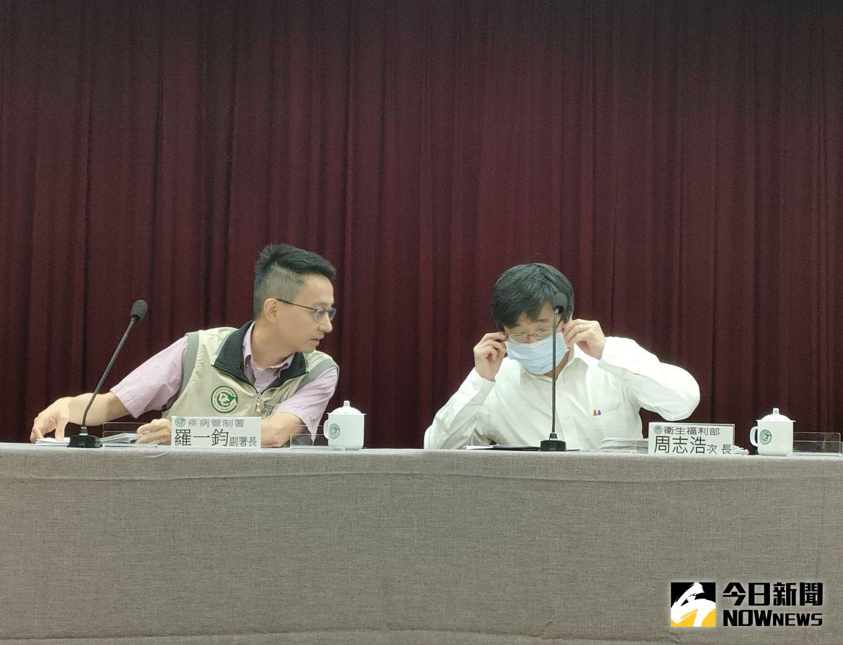 ▲今（10）日衛福部次長周志浩（右）親上火線說明，揭露所有採購時程，強調合約名稱沒有問題，有問題的唯一出在新聞稿中「我國」2字。（圖／記者許若茵攝，2023.05.10）