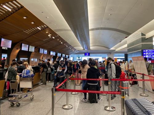 ▲由於買機票需要先告知航空公司旅客姓名,最初旅行社給的28位旅客名單,確實是真有其人,但其實是一份「假名單」,這些人都沒有要搭飛機。(示意圖/記者蕭涵云攝) ▲由於買機票需要先告知航空公司旅客姓名,最初旅行社給的28位旅客名單,確實是真有其人,但其實是一份「假名單」,這些人都沒有要搭飛機。(示意圖/記者蕭涵云攝)