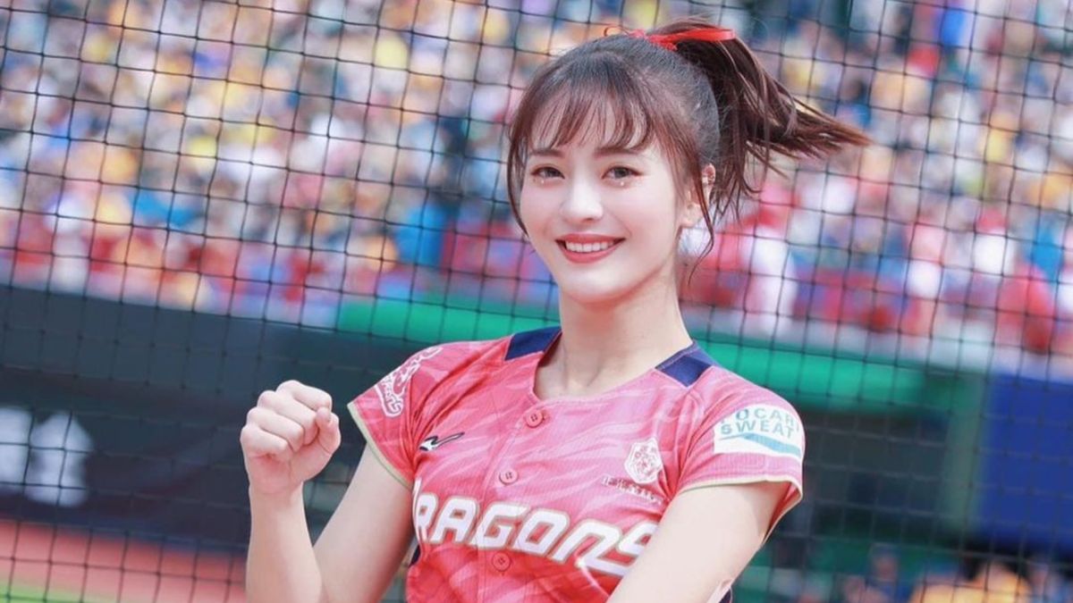 ▲啦啦隊小龍女宜芳分享，有次進行重要的賽前儀式時，正好碰上大雨，但是她們完全不能動，結果一見到場邊球迷的畫面，讓她差點落淚。（圖／宜芳IG）