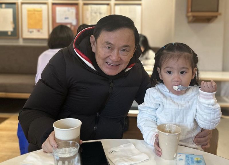 ▲流亡前總理塔克辛和孫女的合照。（圖／翻攝自Instagram）