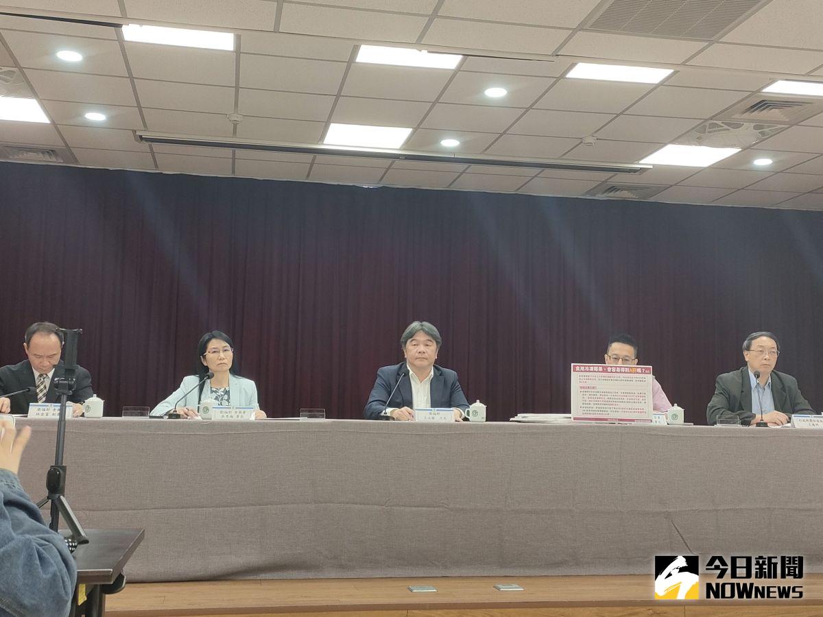 ▲好市多莓果檢出A肝病毒陽性，食安風波持續延燒，今（10）日衛福部次長王必勝、食藥署長吳秀梅等人親上火線說明。（圖／記者許若茵攝，2023.05.10）